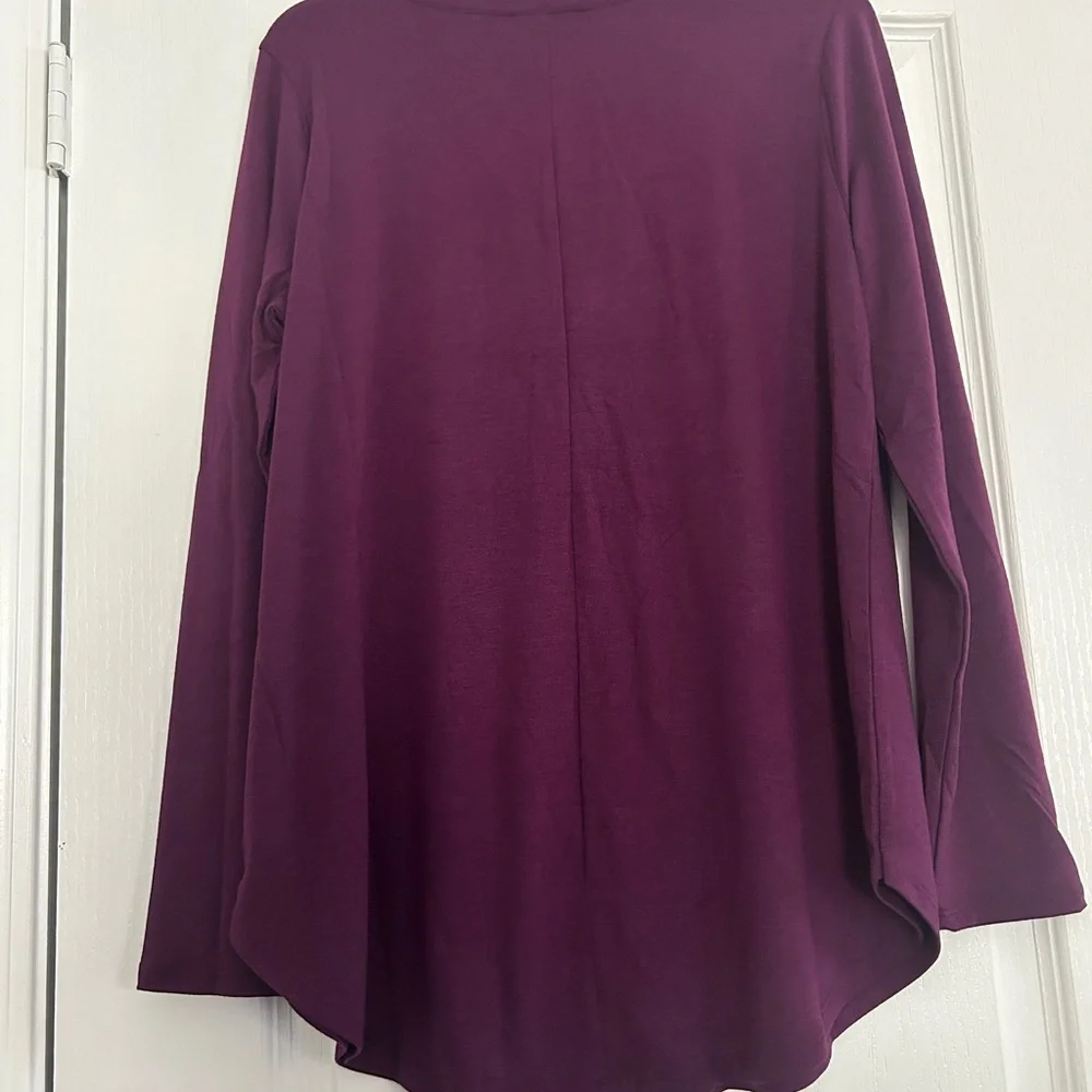 Zenana V-Neck Leo Pocket Top NWOT Size Large LS Plum - Picture 2 of 6